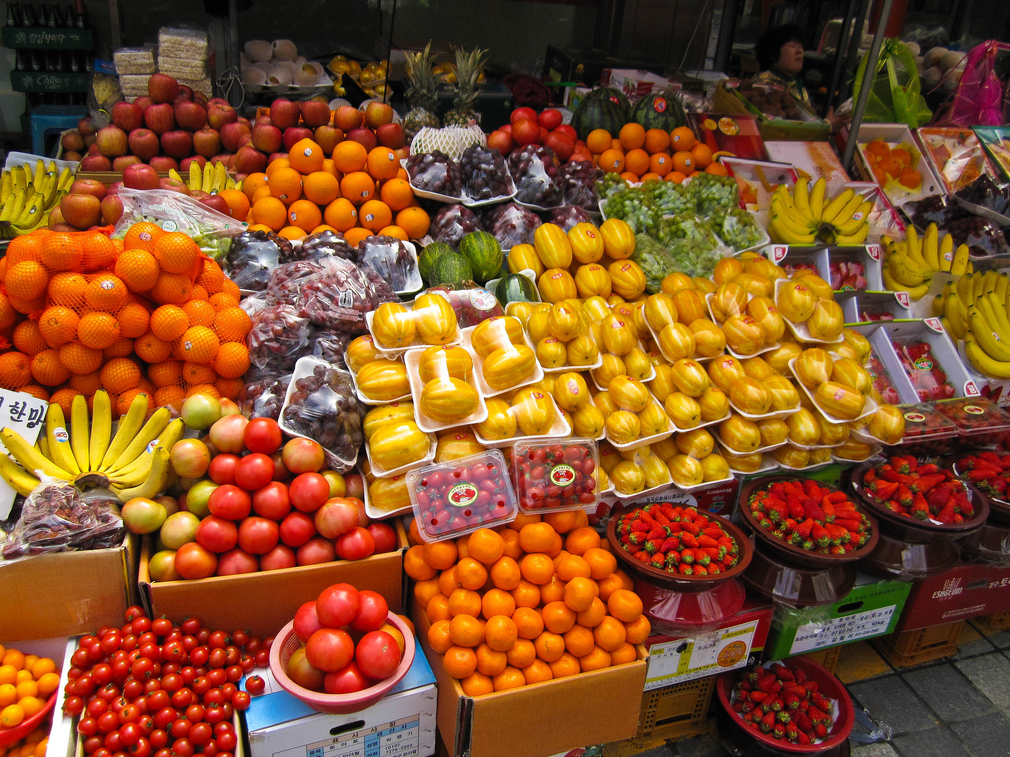 Плодовые товары. Рынок Турции фруктов и овощей. Прилавок с овощами и фруктами. Витрина фрукты. Фрукты на рынке.
